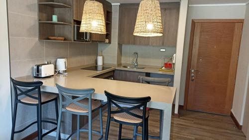 Kitchen o kitchenette sa Nuevo departamento con estacionamiento y a pasos del centro de Puerto Varas