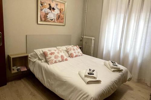 - une chambre avec un lit et des serviettes dans l'établissement Piso reformado en el centro de Logroño, à Logroño
