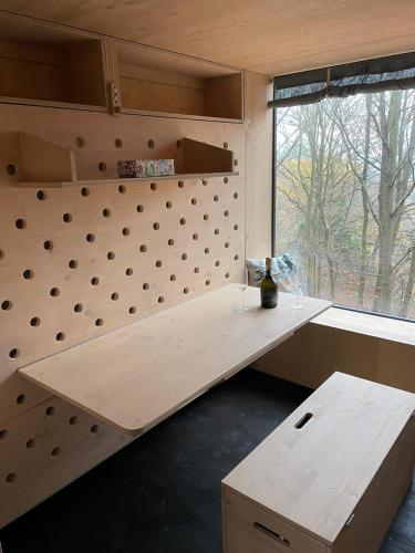 a room with a wooden bench and a window at Posed na stráni in Kníničky