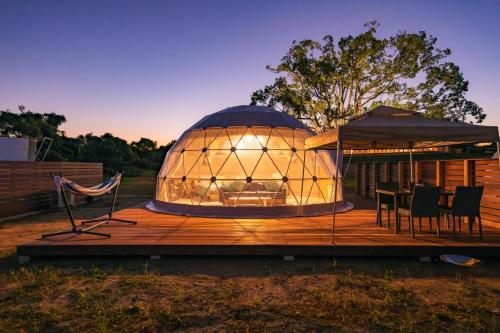 倉敷的住宿－OKAYAMA GLAMPING SORANIA - Vacation STAY 20221v，一座带桌椅的大型圆顶建筑