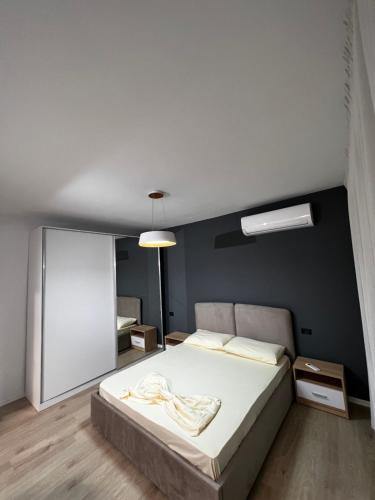 AmIon Apartment in Center of Tirana في تيرانا: غرفة نوم بها سرير كبير في الغرفة