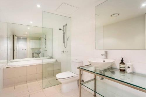 łazienka z umywalką, toaletą i wanną w obiekcie Spacious 4 brm Gem right in the heart of the city w Melbourne