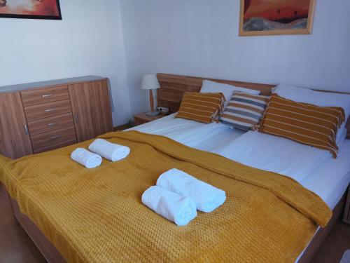 1 dormitorio con 1 cama con toallas en Eisenerz Stefan Apartment / Ferien Wohnung, en Eisenerz