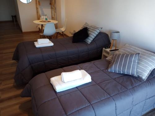 Un pat sau paturi într-o cameră la Belgrano BLUE Apartment