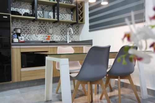 a kitchen with two chairs and a table at The Lu'um House in Tuxtla Gutiérrez