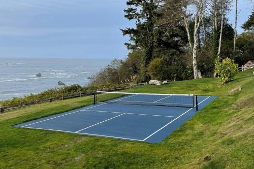 a tennis court on a hill next to the ocean at Trinidad Pearl in Trinidad