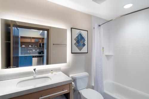 Ванная комната в Candlewood Suites - Asheville Downtown by IHG