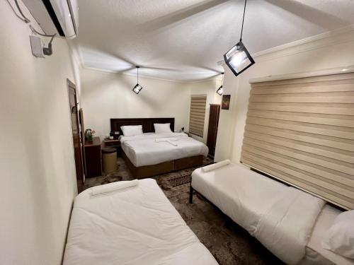 Postel nebo postele na pokoji v ubytování Raqeem Hotel