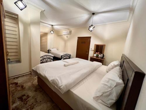 Postel nebo postele na pokoji v ubytování Raqeem Hotel