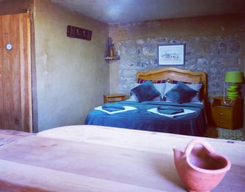 1 dormitorio con 1 cama con almohadas azules en Gîte Mourik, en Aghbala