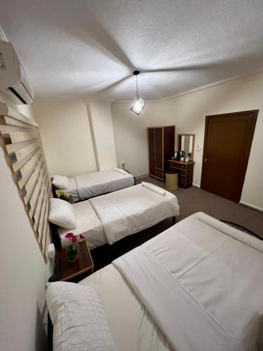 Postel nebo postele na pokoji v ubytování Raqeem Hotel