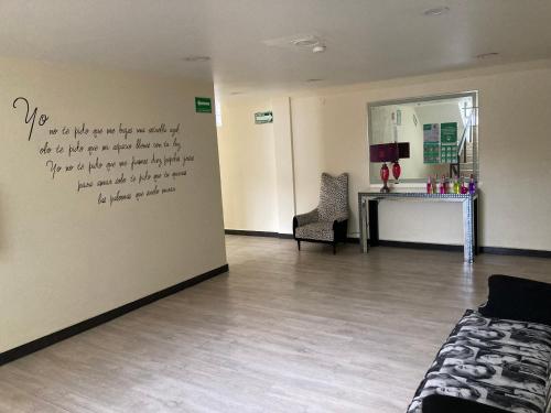 une chambre dotée d'un mur avec écriture. dans l'établissement HOTEL HUIPULCO, à Mexico