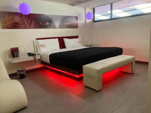 Schlafzimmer mit einem Bett mit roter LED-Beleuchtung in der Unterkunft HOTEL HUIPULCO in Mexiko-Stadt