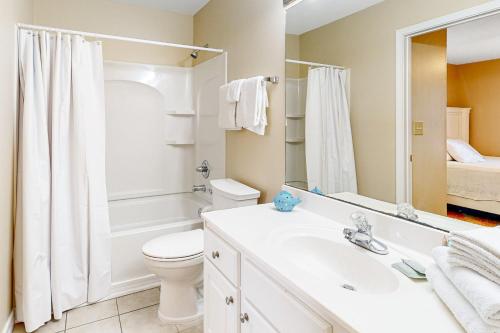 La salle de bains est pourvue d'un lavabo, de toilettes et d'une douche. dans l'établissement Grand Caribbean Perdido Key 211 EAST, à Pensacola