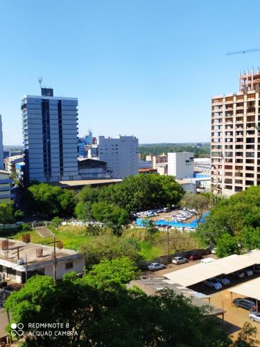 un perfil urbano con edificios altos y un aparcamiento en Moderno y amplio apartamento con vista fantástica en pleno centro en Ciudad del Este