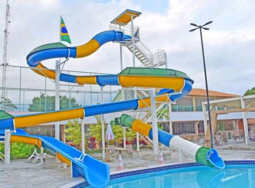 een waterglijbaan in een zwembad bij een waterpark bij dirioma fiori 410 descanso, paz, alegria e muita diversão em águas termais in Caldas Novas