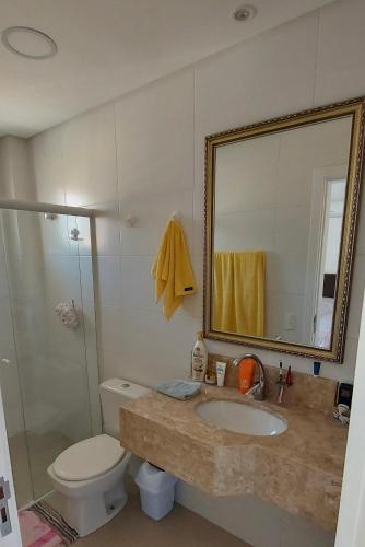 Ένα μπάνιο στο Amplo apto 3 suítes