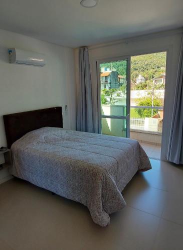 Ένα ή περισσότερα κρεβάτια σε δωμάτιο στο Amplo apto 3 suítes