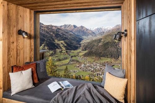 a window seat with a view of a mountain view at Bergsuite Pfaffenebner in Matrei in Osttirol