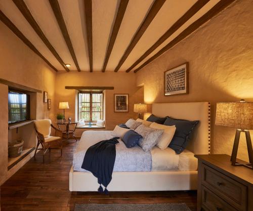 a bedroom with a large bed in a room at Hacienda el Potrero - Un lugar para siempre recordar in Suesca