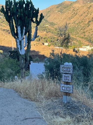 una señal en el costado de un camino de tierra en Casa del Limon en Canillas de Aceituno