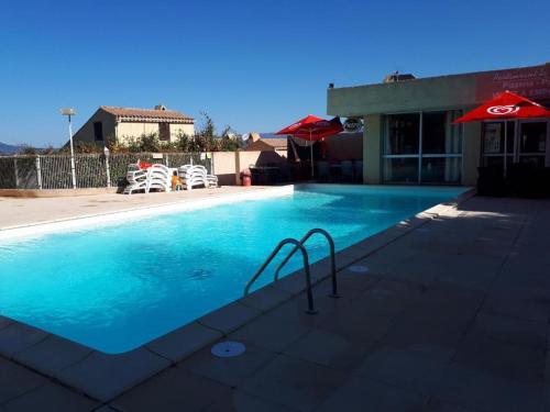 The swimming pool at or close to Studio vue mer à Porticcio proche aéroport Ajaccio