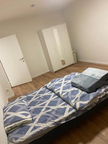 1 dormitorio con 1 cama y 2 armarios en Oberursel, en Eichwäldchen