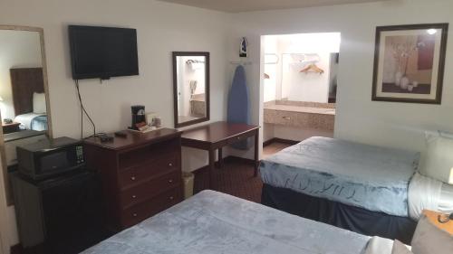 Ένα ή περισσότερα κρεβάτια σε δωμάτιο στο Hotel King Bed Hotel Room 110 Wi-Fi Booking