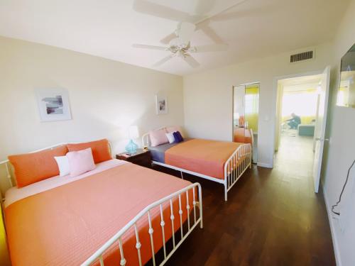 een slaapkamer met 2 bedden en een plafondventilator bij Bayview Regency Apartments By Lowkl in Fort Lauderdale