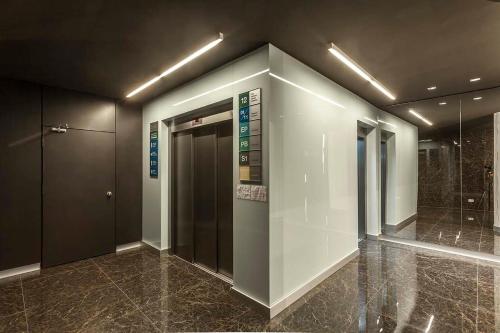 un pasillo con ascensor en un edificio en Amazing Studio in San Telmo with River view en Buenos Aires