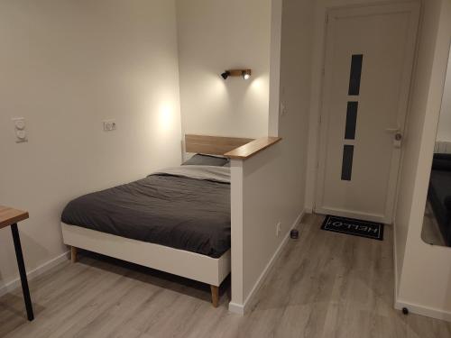 um quarto com uma cama num pequeno quarto em Le Villarois em Nancy