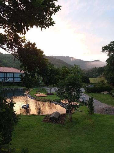 a view of a river with mountains in the background at Pousada e Restaurante Casa Cida e Evandro in Gaspar