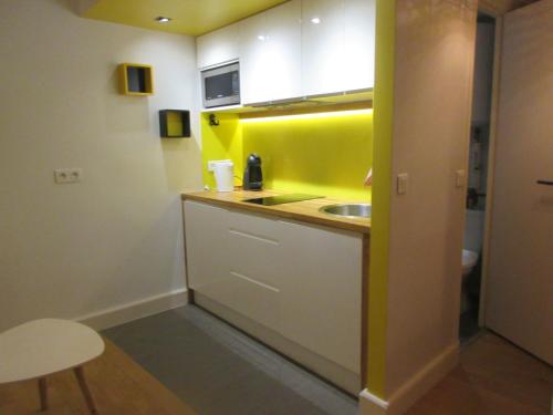 une petite cuisine avec un évier et un comptoir dans l'établissement Cosy Studio of 17 square meters at Place Monge 75005, à Paris