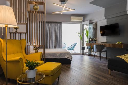 ein Hotelzimmer mit einem Bett und einem gelben Stuhl in der Unterkunft K-Houses A4 in Arta