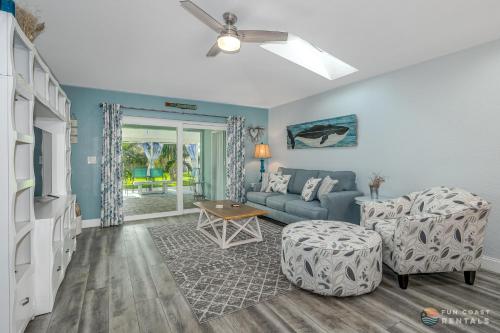 Ruang duduk di Dog Friendly Home wPrivate Fenced Yard, Garage & Fire Pit STEPS to the Beach!