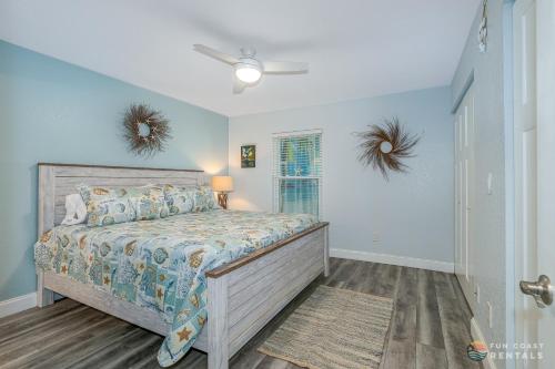 Katil atau katil-katil dalam bilik di Dog Friendly Home wPrivate Fenced Yard, Garage & Fire Pit STEPS to the Beach!