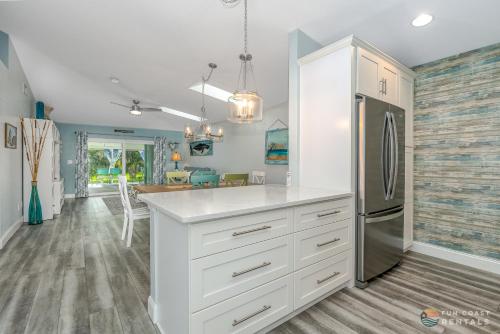 Dapur atau dapur kecil di Dog Friendly Home wPrivate Fenced Yard, Garage & Fire Pit STEPS to the Beach!
