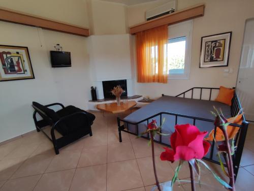 uma sala de estar com um sofá e uma mesa em Dreams 5 em Karditsa
