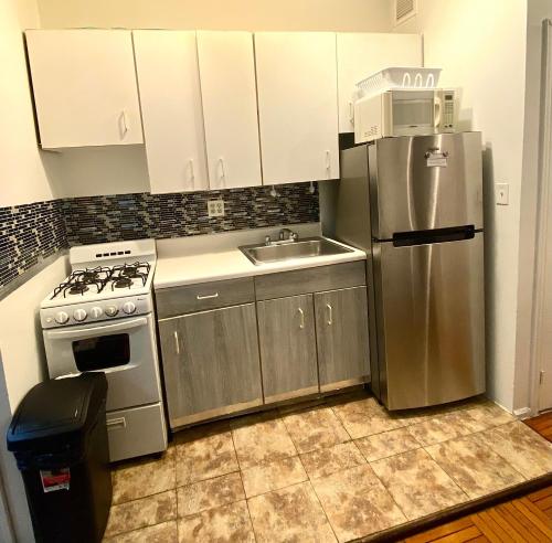 Una cocina o zona de cocina en Cozy Apartment in Manhattan