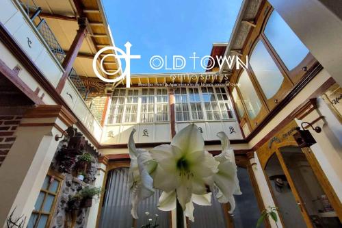 una gran escultura de flores blancas en un edificio en Old Town Quito Suites, Heritage Boutique Hotel, Where Every Detail Tells a Story, en Quito