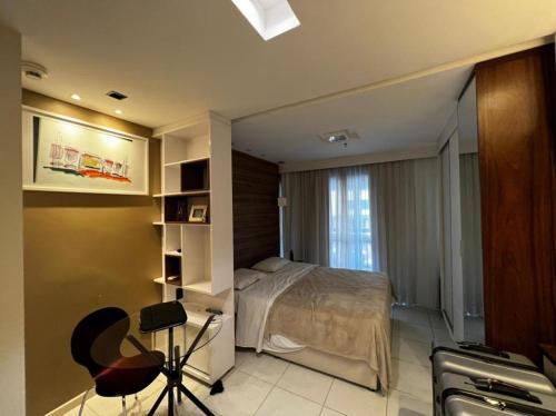 a bedroom with a bed and a desk and a chair at Flat Setor de Hotéis Norte no Hotel Fusion in Brasilia