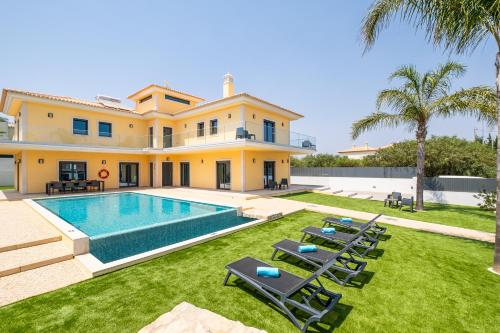 Villa Coral Bay - Moradia familiar com piscina aquecível e BBQ em Albufeira