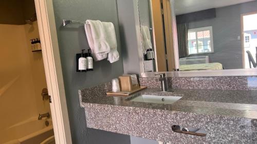 Ein Badezimmer in der Unterkunft Fort Davis Inn & RV Park