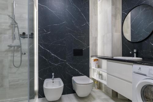 a bathroom with a toilet and a sink and a shower at Double Rest in Jastrzębia Góra