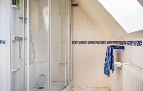 ein Bad mit einer Dusche und einem Waschbecken in der Unterkunft Awesome Home In Trvou Treguignec With 4 Bedrooms And Wifi in Trélévern