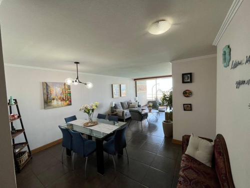 ein Esszimmer und ein Wohnzimmer mit einem Tisch und Stühlen in der Unterkunft apartamento con vista al mar y piscina. in Iquique
