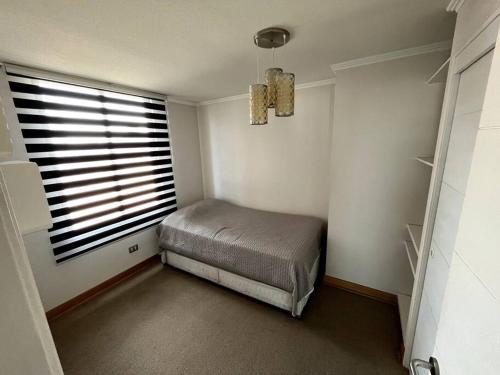 A bed or beds in a room at apartamento con vista al mar y piscina.