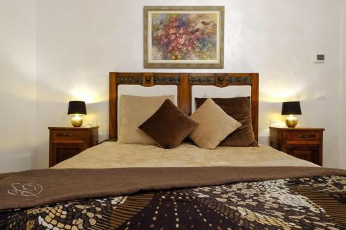 - une chambre avec un lit, 2 tables de nuit et 2 lampes dans l'établissement B&B Old Town San Marino, à Saint-Marin