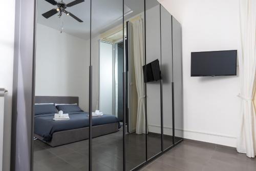 een slaapkamer met een bed en een spiegel bij Holiday House Napoli in Napels
