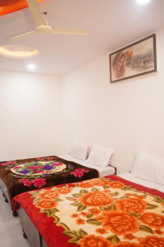 Ein Bett oder Betten in einem Zimmer der Unterkunft Hotel Raj Palace
